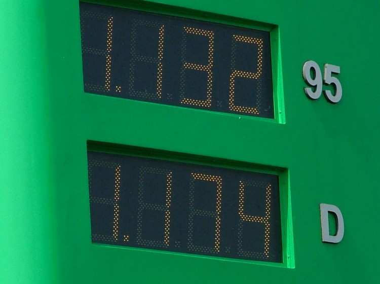 Cena neosvinčenega bencina višjih oktanskih vrednosti in ekstralahkega kurilnega olja prepuščena trgu